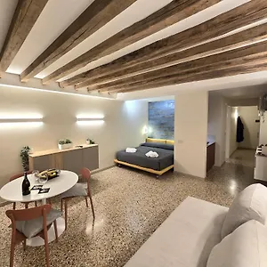 Cozy With Canal View Apartment